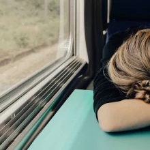 Fejfájás, ingerlékenység - milyen nappali tüneteket okozhat az alvászavar?
