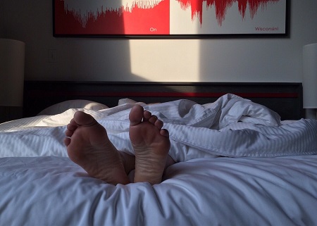 A nyugtalan láb szindróma akadályozhatja az alvást.