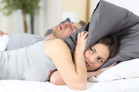A horkolás, az alvási apnoé kezelésében szakorvosok is részt vehetnek.